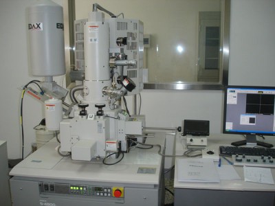 Microscopio electrónico de barrido de emisiones de campo